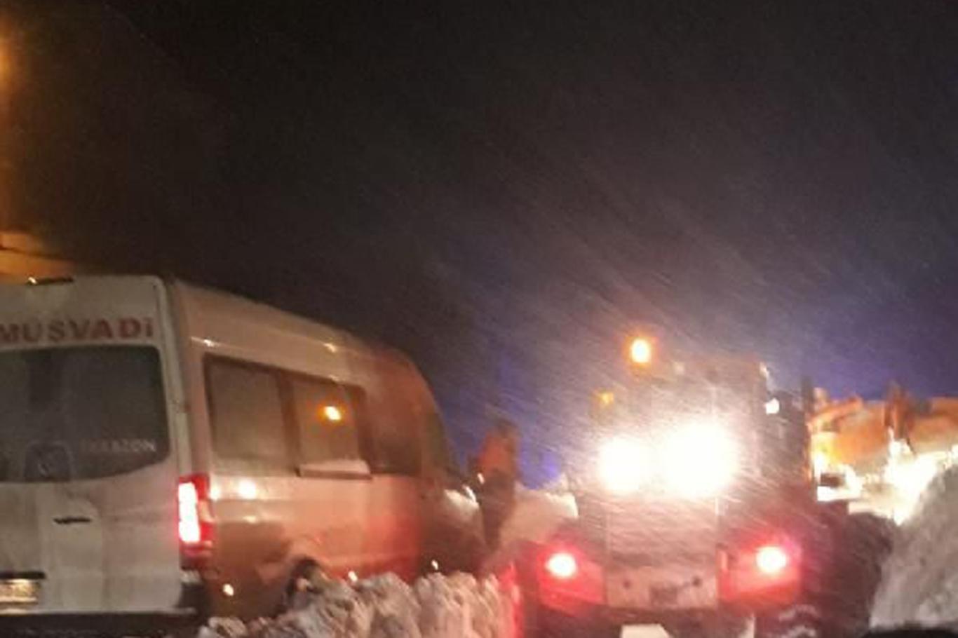 Gümüşhane-Trabzon karayolu Zigana Dağı mevkiinde çığ düştü Gümüşhane-Trabzon karayolu Zigana Dağı mevkiinde çığ düştü